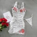 Detalle de bordado de rosas en lencería de malla transparente blanca con tirantes rizados - S / Blanco