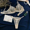 Détail de l'ensemble de lingerie en maille beige avec dentelle et soutien-gorge à armature - S / Blanc Cassé