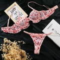 Détail d'un ensemble soutien-gorge en mesh à cœurs avec bordures volantées sur soie - Rose