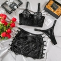 Vue détaillée d'un ensemble de lingerie en dentelle noire avec texture sur satin gris - S / Noir