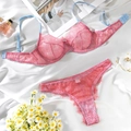 Set di lingerie in pizzo rosa con spalline azzurre e accessori in perle su seta - Rosa / S