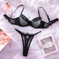 Détail à plat d'un ensemble de lingerie en dentelle noire et satin avec cils fins - S / Noir