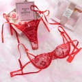 Dettaglio ricamo rosa rossa su set lingerie in pizzo con confezione regalo di lusso - Rosso