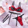 Détail de l'ensemble lingerie en satin rouge et dentelle noire avec chaînes dorées - S / Rouge & Noir