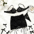 Ensemble de lingerie en dentelle noire avec soutien-gorge et jupe porte-jarretelles sur peluche - S / Noir