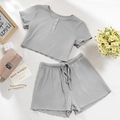 Flachbild des grauen gerippten Pyjama-Sets mit Knöpfen, Kordelzug-Shorts und Wohndekor - S / Grau