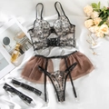Detalle de bordado floral en conjunto de body de malla con liguero y falda de tul - S / Marrón