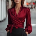 Elegante camicetta a portafoglio in raso rosso vino con scollo a V e fiocco in vita - S / Borgogna