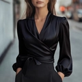 Elegante camicetta a portafoglio in raso nero con maniche a sbuffo e cintura in vita chic - S / Nero