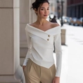 Eleganter weißer schulterfreier Langarm-Strickpullover mit goldenen Knöpfen für Damen - S / Weiß