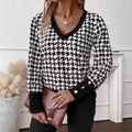 Damen V-Ausschnitt Langarmshirt mit klassischem schwarz-weißem Hahnentrittmuster - S / Houndstooth