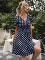 Detail eines marineblauen Polka-Dot Sommerkleids mit V-Ausschnitt und Taillenband - S / Marineblau