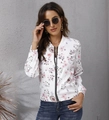 Détail de la veste bomber fleurie pour femme avec zip noir et anneau métallique - S / Fleur Blanche