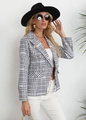 Detail van de double-breasted metalen knopen en textuur op de geruite dames blazer - S / Grijs Zwart Geruit