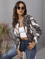 Détail d'une veste zippée pour femme avec imprimé baroque et poignets élastiques - S / Noir Beige Baroque