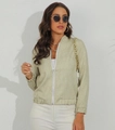 Detailansicht der hellgrünen Reißverschlussjacke mit elastischen Bündchen und strukturtem Stoff - S / Khaki