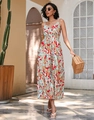 Detail van de boheemse paisley-print op een lange maxi-jurk met een diepe V-hals - S / Rood en Blauw