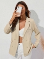 Detailopname van een beige blazer met dubbele rij knoppen en brede revers voor dames - S / Abrikoos