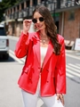Detail van een rode blazer met dubbele rij knopen en bijpassende reverskraag voor dames - S / Rood