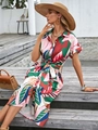 Detail van tropische bloemenprint blousejurk met knoopsluiting en tailleband detail - S / Roze