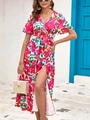 Details des Sommer-Maxikleides mit hohem Schlitz und lebhaftem digitalen Blumendruck - S / Weiß