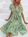 Details des sommerlichen Blumenkleides mit V-Ausschnitt, Volantärmeln und Spitzenbesatz - S / Grün