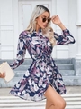 Dettaglio di abito a fiori blu navy a maniche lunghe con colletto a camicia e bottoni oro - S / Blu