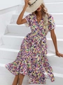 Detailaufnahme des Sommerkleids mit Blumenmuster, V-Ausschnitt und Spitzenbesatz am Ärmel - S / Lila