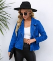 Detail der leuchtend blauen Wildleder-Bikerjacke mit Silberreißverschluss und Revers - S / Oberteile / Königsblau