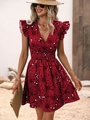 Détail d'une robe rouge fleurie avec taille smockée et volants au col en V - S / Rouge