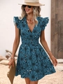 Détail du col en V et des manches à volants sur une robe longue à fleurs bleues - S / Bleu marine