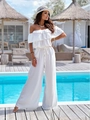 Detail eines weißen schulterfreien Jumpsuits mit Rüschenärmeln und Tunnelzug auf dem Pooldeck - S / Weiß