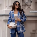 Schicker Damen-Blazer mit blauem Karomuster, kombiniert mit Jeans auf der Straße - S / Blau