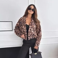 Damen Kurzjacke mit Leopardenmuster, Langarm und Reverskragen für den modernen Herbstlook - S / Dunkles Leopardenmuster