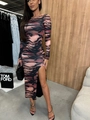 Detalle de vestido midi con estampado de animales, abertura lateral y manga larga - S / Cebra Roja