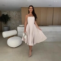 Elegantes trägerloses Midikleid in Nude-Beige mit schmaler Taille und ausgestelltem Saum - S / Aprikose