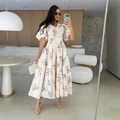 Beiges Blumen-Maxikleid mit V-Ausschnitt, Puffärmeln und Gürtel in elegantem Zimmer - XL / Beige Blumenmuster