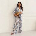 Conjunto de dos piezas con estampado tropical azul y pantalón ancho de talle alto - S / Azul