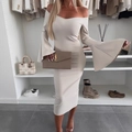Nauwsluitende beige off-shoulder jurk met lange klokmouwen en geribbelde gebreide stof - S / Abrikoos