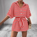 Damen Set mit rot-weißen Streifen, Sommerhemd und Shorts mit Bindegürtel-Detail - S / Rot