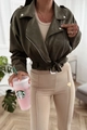 Detalle de chaqueta biker verde militar con solapas, charreteras y cinturón ajustable en cintura - S / Verde Militar