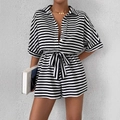 Kurzarm-Jumpsuit mit schwarz-weißen Querstreifen und einem geknöpften Hemdkragen - S / Schwarz