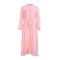 Détail d'une robe chemise rose clair ajustée avec boutons sur le devant et ceinture nouée - Rose Orangé