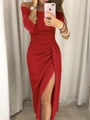 Dettaglio dell'abito in paillettes rosse con scollo a barca e spacco laterale sexy - Rosso