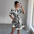 Kurzärmeliges Hemdblusenkleid mit Blumenmuster, Knopfleiste und passendem Gürtel - S / Schwarz