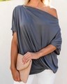 Dettaglio della maglietta grigio scuro monospalla con eleganti pieghe drappeggiate da donna - S / Nero e Grigio