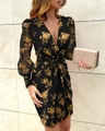Detalle de vestido con cuello en V, estampado dorado, nudo en cintura y mangas - S / Negro Con Flores Amarillas