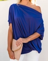 Dettaglio di un top blu reale monospalla con eleganti pieghe e una trama effetto seta - S / Blu