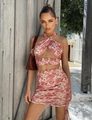 Nahaufnahme des Paisley-Musters mit Kordelzug-Raffung am Minirock aus Stretch-Stoff - S / Pink Lila Druck