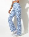 Seitenansicht der Schlaghose mit hoher Taille und blau-weißem LOVE-Muster - S / Blau/Weiß